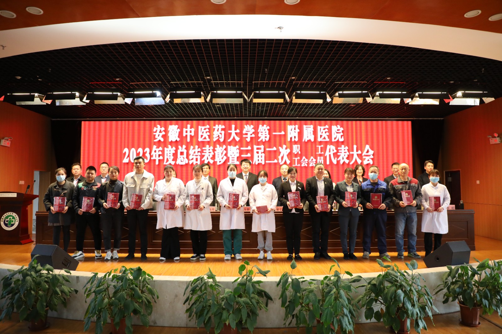 【動態(tài)】喜訊丨智恒信陳年虎榮獲安徽中醫(yī)藥大學(xué)第一附屬醫(yī)院年度外包服務(wù)公司先進個人稱號